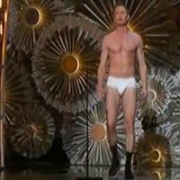 Oscars 2015 : Neil Patrick Harris monte sur scène en slip