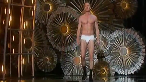 Oscars 2015 : Neil Patrick Harris monte sur scène en slip