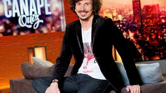 Arnaud Tsamère annonce le retour de "Canapé Quiz" sur TMC