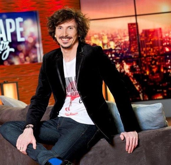 Arnaud Tsamère, de retour avec "Canapé Quiz" sur TMC