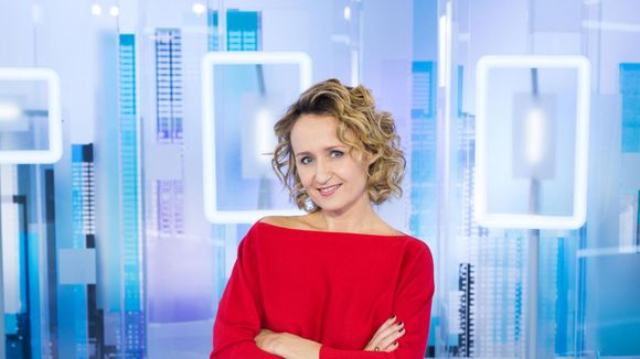 "C dans l'air" : Caroline Roux succède à Yves Calvi