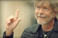 Renaud dévoile le clip de "J'ai embrassé un flic"