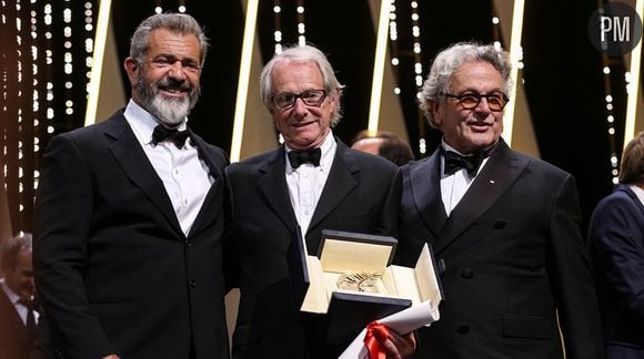 Palme d'or remise par Mel Gibson et George Miller à Ken Loach