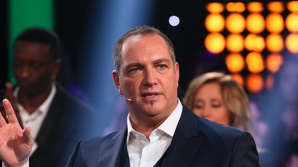 Un téléspectateur hypnotisé en regardant "Stars sous hypnose" sur TF1
