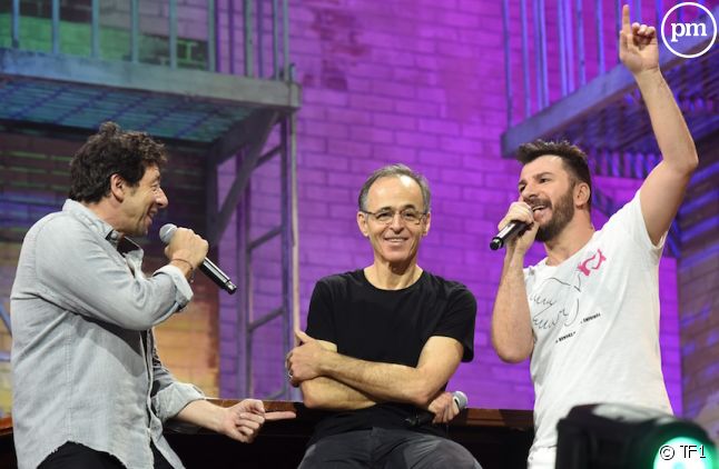 Michaël Youn, Jean-Jacques Goldman et Patrick Bruel lors d'un concert des "Restos du Coeur"