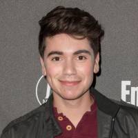 L'acteur Noah Galvin descend des stars gays dans une interview très cash