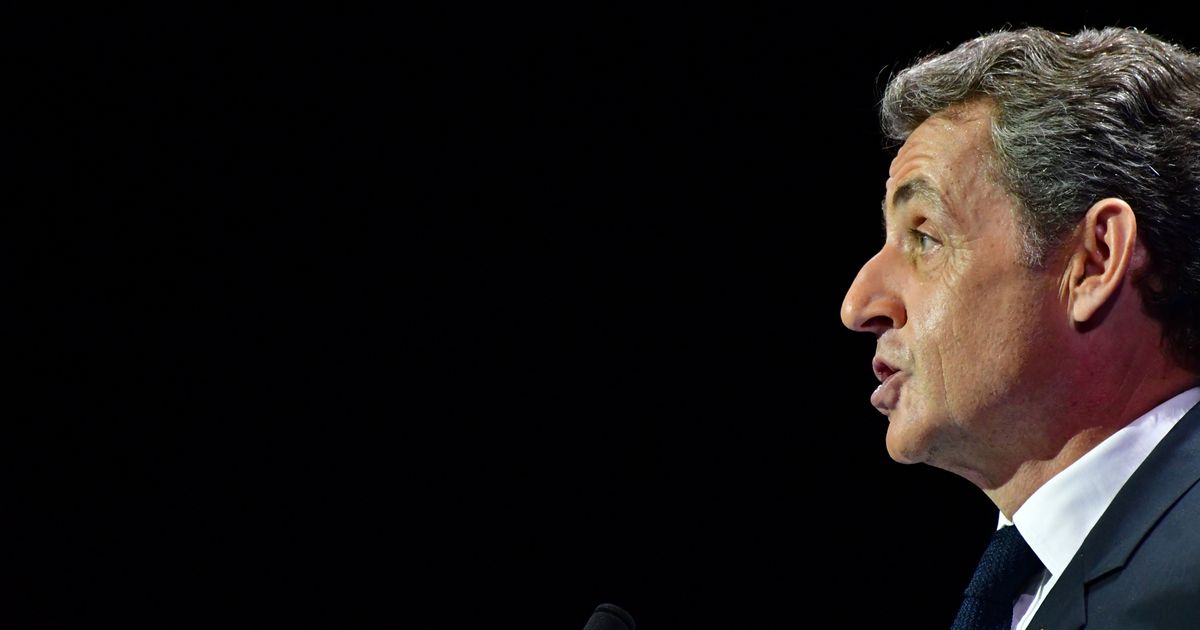 Nicolas Sarkozy salue 