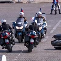 14 juillet : Deux motards se percutent pendant le défilé militaire à la télévision