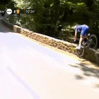 Tour de France : Enorme chute de Philippe Gilbert qui disparaît dans un ravin