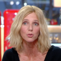 "Vous êtes une journaliste géniale" : Sandrine Kiberlain encense Anne-Elisabeth Lemoine dans "C à vous"