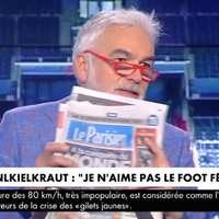 Pascal Praud : "La presse qui n'a pas mis le football féminin à la Une pourrait être taxée de sexiste"