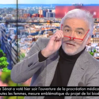 "Welcome zis mornigue" : Pascal Praud se moque de l'accent anglais d'Emmanuel Macron