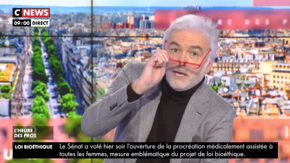 Quand Pascal Praud se moque d'Emmanuel Macron sur CNews.