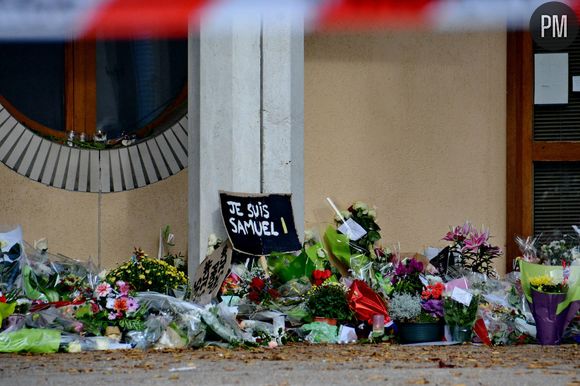 Emotion devant le collège où enseignait Samuel Paty