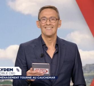 Julien Courbet face à une interlocutrice hilare sur M6
