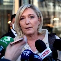 "Au tableau !" : Pourquoi Marine Le Pen boycotte encore l'émission de Mélissa Theuriau