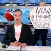 "Non à la guerre" : Une journaliste proteste en direct à la télévision russe