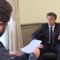 "Je ne choisis pas les journalistes" : Emmanuel Macron assume son interview dans "Valeurs actuelles"