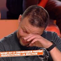 Elu meilleur chroniqueur de "TPMP", Raymond fond en larmes sur C8