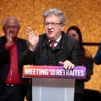 Jean-Luc Mélenchon appelle à voler "Le Figaro", le quotidien lui répond