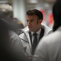 Une journaliste de "Libération" écartée d'un déplacement d'Emmanuel Macron au Gabon