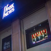 Fake news : FOX News accepte de verser 780 millions de dollars pour s'éviter le "procès en diffamation du siècle"