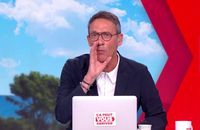 "Vous nous mettez dans une merde noire !" : Julien Courbet gêné en prenant l'antenne en retard à cause de Laurent Gerra