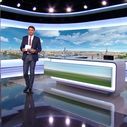 Écran vertical, nouvel habillage... Julian Bugier a inauguré le nouveau décor des JTs de France 2