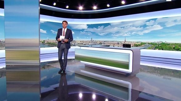 Écran vertical, nouvel habillage... Julian Bugier a inauguré le nouveau décor des JTs de France 2