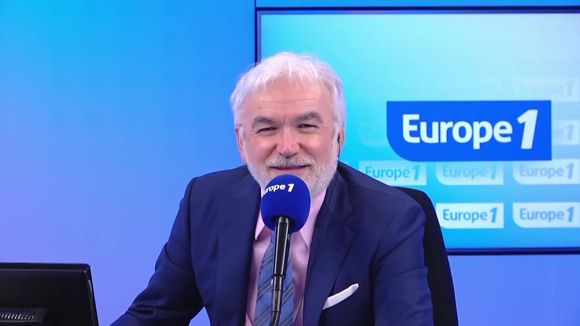 "C'est la première fois que je parle à un extraterrestre" : Quand Pascal Praud interviewe Bill du "Bigdil" en direct sur Europe 1 pour le grand retour du jeu culte