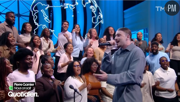 Pierre Garnier chante "Nous on sait" sur le plateau de "Quotidien" avec la chorale Diamond Gospel