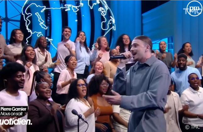 Pierre Garnier chante "Nous on sait" sur le plateau de "Quotidien" avec la chorale Diamond Gospel