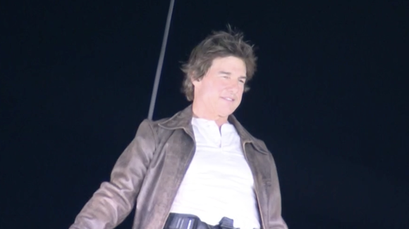 JO de Paris 2024 : L'entrée spectaculaire de Tom Cruise depuis le toit du Stade de France lors de la cérémonie de clôture