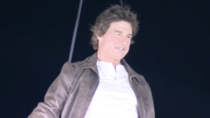 JO de Paris 2024 : L&#039;entrée spectaculaire de Tom Cruise depuis le toit du Stade de France lors de la cérémonie de clôture