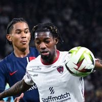 Ligue 1 de football : À trois jours du coup d'envoi du championnat, Canal+ signe un accord de distribution avec DAZN et renouvelle son partenariat avec beIN SPORTS