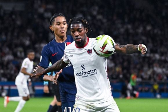 Muhammed Cham (Clermont) et Senny Mayulu (PSG) lors d'un match de Ligue 1 le 6 avril 2024