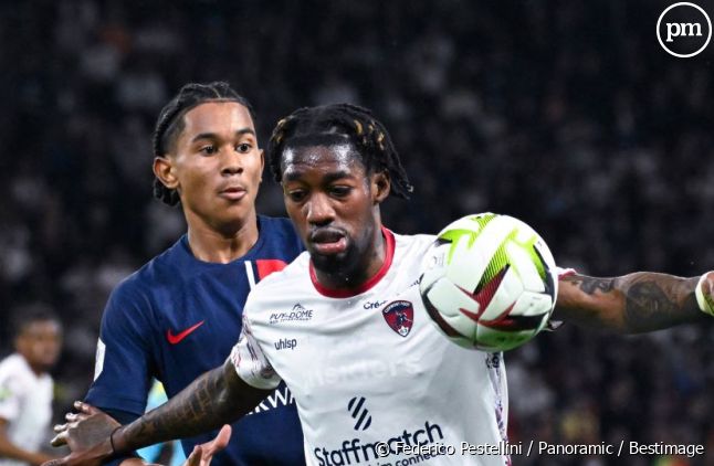 <p><span>Muhammed Cham (Clermont) et Senny Mayulu (PSG) lors d'un match de Ligue 1 le 6 avril 2024</span></p>