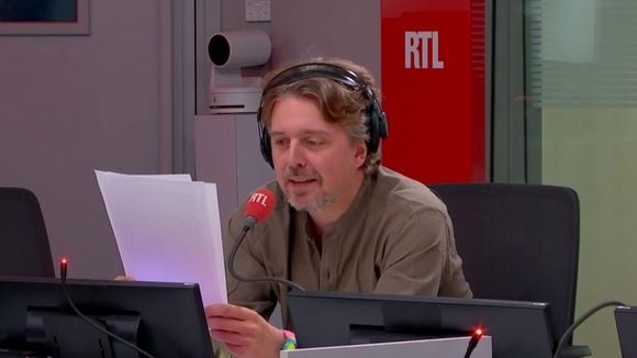 "Je n'y comprends plus rien..." : Pour sa première à 9h50, Alex Vizorek ironise sur l'absence de Thomas Sotto et Amandine Bégot