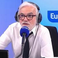 "On était en train de dormir" : Pascal Praud remplace au pied levé Cyril Hanouna, en retard, dans "On marche sur la tête" sur Europe 1