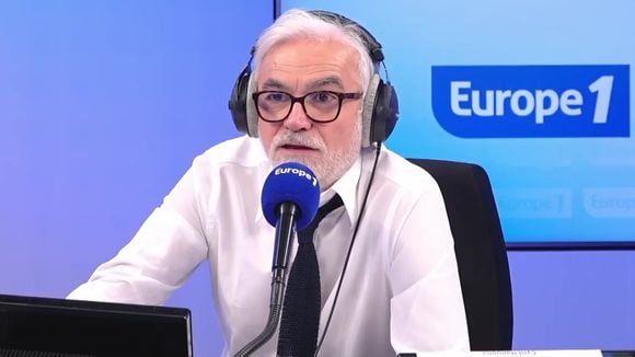 "On était en train de dormir" : Pascal Praud remplace au pied levé Cyril Hanouna, en retard, dans "On marche sur la tête" sur Europe 1