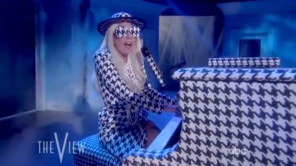 Lady Gaga chante "Yoü and I" sur le plateau de "The View"