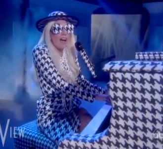 Lady Gaga chante 'Yoü and I' sur le plateau de 'The View'