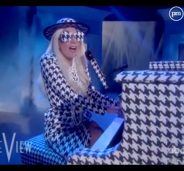 Lady Gaga présente son nouveau single "Yoü and I" dans l'émission "The View"