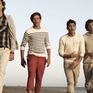 Le groupe One Direction dans le clip de "What Makes You Beautiful"