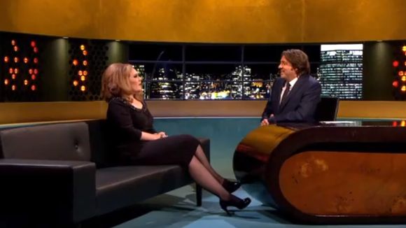 Adele répond aux questions de Jonathan Ross et chante "Turning Tables"