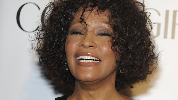 Après Gérard Depardieu, Whitney Houston se fait remarquer en avion