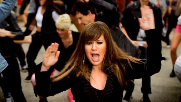 Clip : Kelly Clarkson se lâche sur "Stronger"