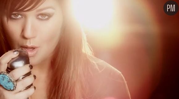 Kelly Clarkson dans le clip de "Stronger"