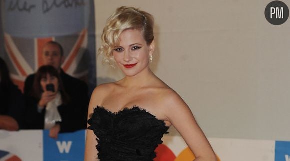 Pixie Lott sur le tapis rouge des Brit Awards 2012