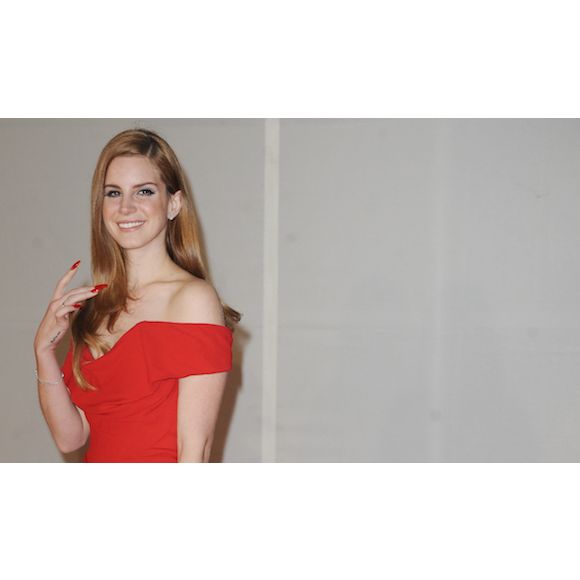 Lana Del Rey sur le tapis rouge des Brit Awards 2012